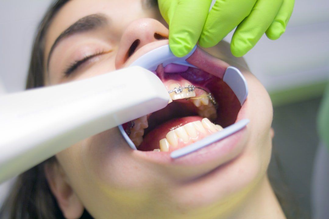 عناية جيدة بصحة الفم والأسنان ليست فقط مسألة جمال، بل هي أيضًا أساسية للحفاظ على صحة جسمك بشكل عام. من المهم الاهتمام بنظافة وصحة أسنانك ولثتك من خلال استخدام منتجات العناية بالأسنان المناسبة. في هذه المقالة، سوف نستعرض أهمية منتجات العناية بالأسنان وأنواعها المختلفة
